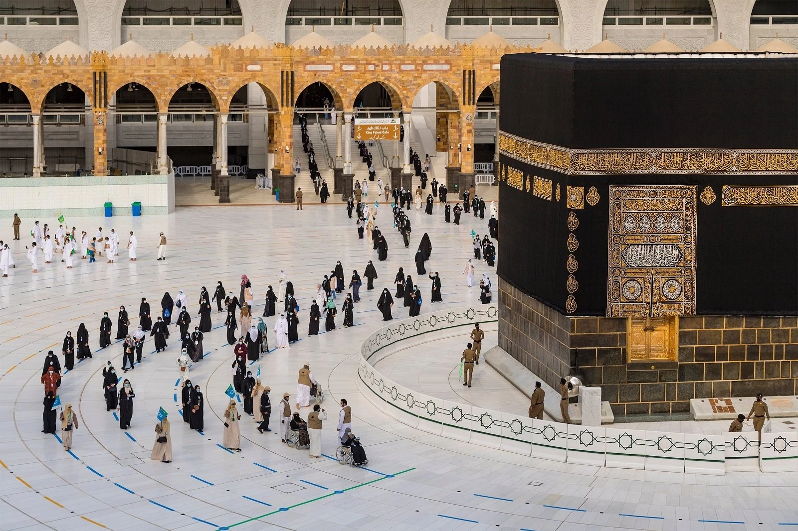 مستندات وحقيبة سفر لرحلة العمرة
