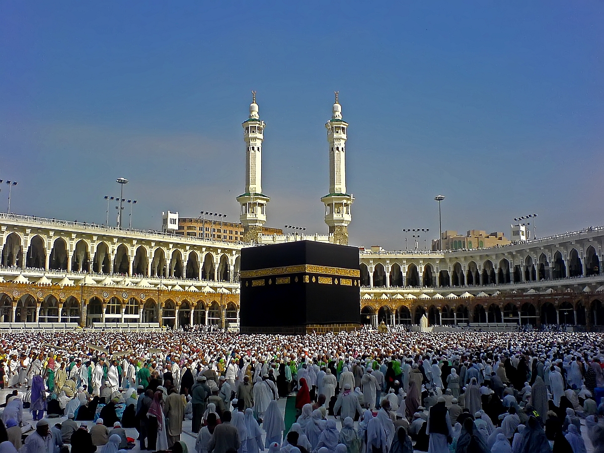 المعتمرون يؤدون الطواف حول الكعبة