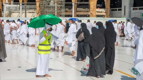 مشرفو الرحلة يرافقون المعتمرين